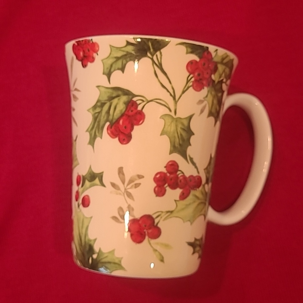 Coastline Imports Bella Lux Gracie Bone China Holly Berry Mug